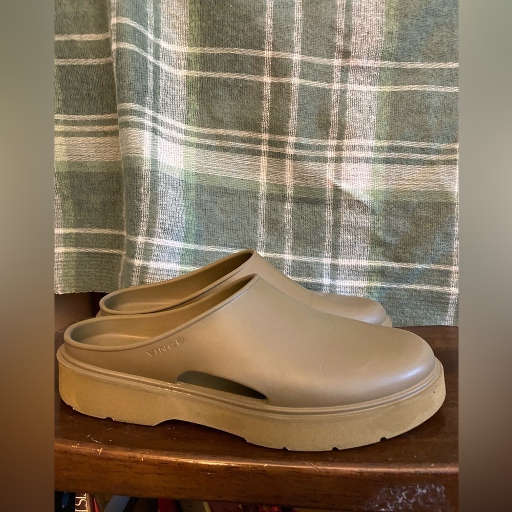 Vince geo rubber slide mules in olive drab size 9 womens 7 Mens